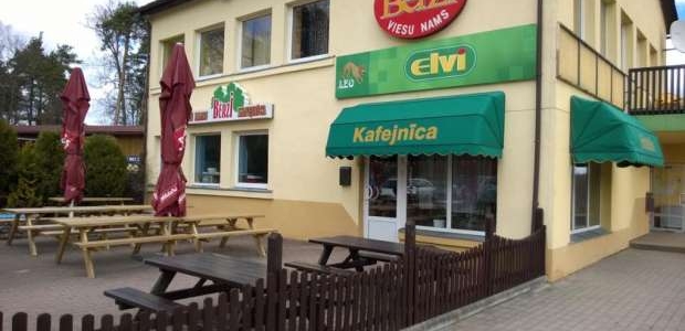 <p>Neliels viesu nams ar pieciem komfortabliem numuriņiem. Nama saimnieki parūpēsies, lai šeit viesojoties Jūs justos kā mājās. Ideāla atrašanās vieta - blakus autobusa pieturas uz Rīgu, Cēsīm un Valmieru. Ēkā atrodas veikals "Elvi" un SWEDBANK bankomāts.</p>