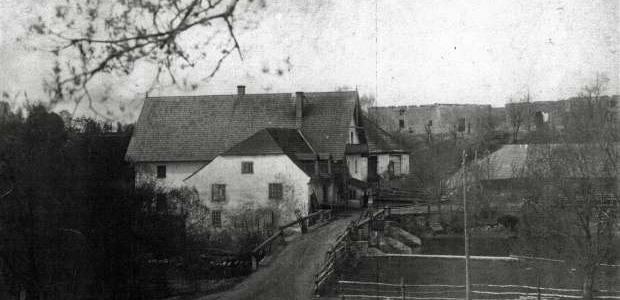 <p>Maršruts paredzēts ikvienam ceļotājam, kas vēlas nedaudz vairāk, kā tikai apskatīt visiem zināmos un populārākos Straupes tūrisma objektus &ndash; Mazstraupes un Lielstraupes pilis. Aicinām Straupi, tās apbūvi iepazīt caur stāstiem, kas glabājušies vietējo iedzīvotāju atmiņās un bilžu albumos un pašu acīm pārliecināties, kādus likteņa pagriezienus vairāku gadsimtu gaitā tā piedzīvojusi.</p>