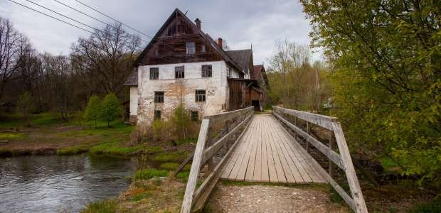 <p>Straupes dzirnavas, agrāk sauktas par Mazstraupes ūdensdzirnavām, atrodas Straupes centrā, Braslas upes labajā krastā. Iespējams, ka senākās dzirnavas šeit uzbūvētas vienlaikus ar Mazstarupes pili, tātad līdz 1408. gadam. 17.gs. Mazstraupes dzirnavas tika nopostītas, taču tās atjaunojot, tika saglabāts ēkai raksturīgais nocietinājuma veidols.</p>