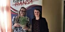 Viena no jaunajām gidēm Kate Medne (no kreisās) un projekta HANSA asistente LIene Zilvere