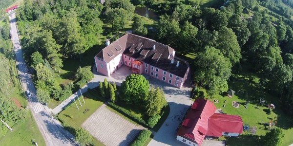 <p><span style="font-size:11.0pt">Mazstraupes muižas pils bijusi Rīgas arhibīskapa vasaļu Rozenu pils. Līdz šim zināmajos rakstos pils pirmo reizi pieminēta 1408. gadā. Sākotnēji pils bijusi kāšveida celtne ar nocietinātu iekšējo pagalmu, kuru apjozuši augsti mūri, ar tajos iebūvētiem. Sienu biezums sasniedzis gandrīz 2 metrus. </span></p>