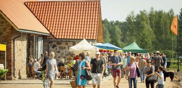 <p style="text-align:justify"><span style="font-size:11.0pt">Mūsdienās Straupe ir lielciems, ko zina un atpazīst ne tikai Latvijā, bet arī Eiropā, pateicoties tās aktīvajiem iedzīvotājiem un uzņēmējiem. Vai ikkatrs Latvijas iedzīvotājs pazīst un ir garšojis Straupes piensaimnieka produkciju. Īpaši gards ir tās ražotais 72.5% sviests un neatkārtojamais Jāņu siers. </span></p>

<p style="text-align:justify">&nbsp;</p>