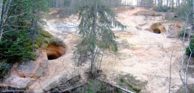 <p>Gaiša irdena smilšakmens ala Vaidavas (Strīķupes) labajā krastā Strīķu - Lenču ceļa malā pie lielceļa tilta.</p>