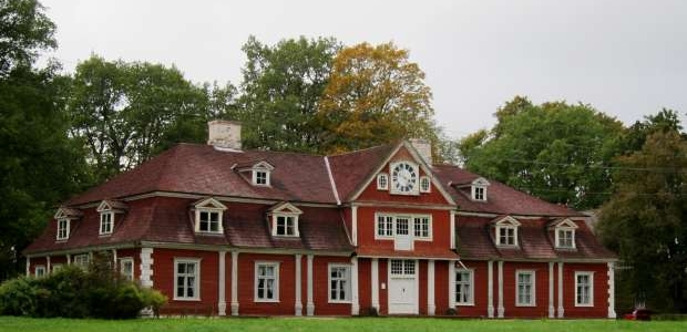 <p>Ungurmuiža ir harmonisks 18. gadsimta koka ēku ansamblis, milzu ozolu ieskauts, tas ieņem nozīmīgu vietu Latvijas kultūras pieminekļu mantojumu vidū. To 1732. gadā cēlis barons fon Kampenhauzens kā savas dzimtas māju, un šobrīd Latvijā nav saglabājušās līdzīgas baroka koka celtnes, kuru iekštelpas ir tik bagātīgi izgreznotas ar sienu gleznojumiem.</p>