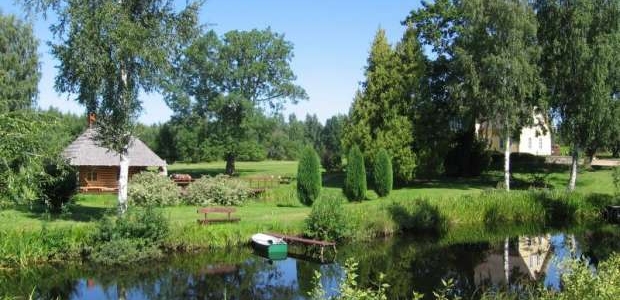 <p>Mierīga atpūta ainaviskā vidē. Atjaunotajā dzimtas mājā - DZELTENĀ MĀJA - jums būs ērti un mājīgi atpūsties DIVATĀ, AR ĢIMENI vai kopā divām draugu ģimenēm - bet tikai līdz 8 personām (ieskaitot bērnus, kam nepieciešama gulta).</p>