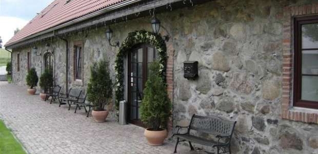 <p>&nbsp;&nbsp;Tikai 5km no Cēsīm (~80km no Rīgas), vienā no skaistākajām Latvijas vietām, kur uzņemta filma &bdquo;Limuzīns Jāņu nakts krāsā&rdquo;.</p>